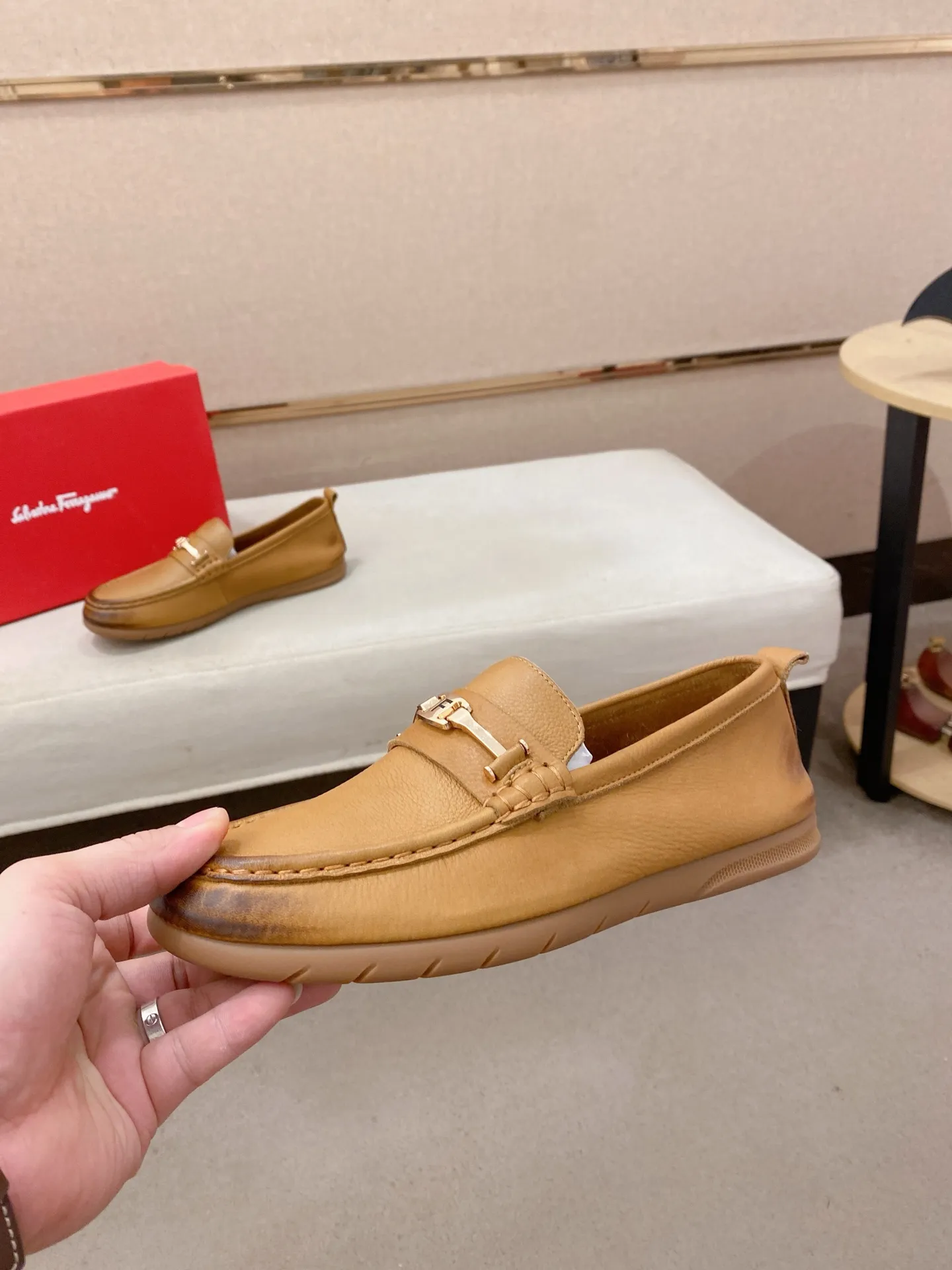 Factory price 500💰 Original Ferragamo men's shoes! The world's top brands...Luxury quality...//Fashion and high-end footwear 👍💪🏻...give you a low-key luxury comfort experience👍. The upper is made of pure Italian imported original cowhide and sweat-absorbent sheepskin lining. It is comfortable and breathable, high-end and classy... luxurious and noble!! .. OEM factory shipment [Hug] stall.. Original board. Welcome to taste..38--44.